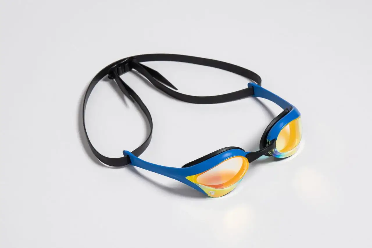 Niebieskie okulary pływackie arena cobra ultra swipe mirror z pomarańczowymi soczewkami.