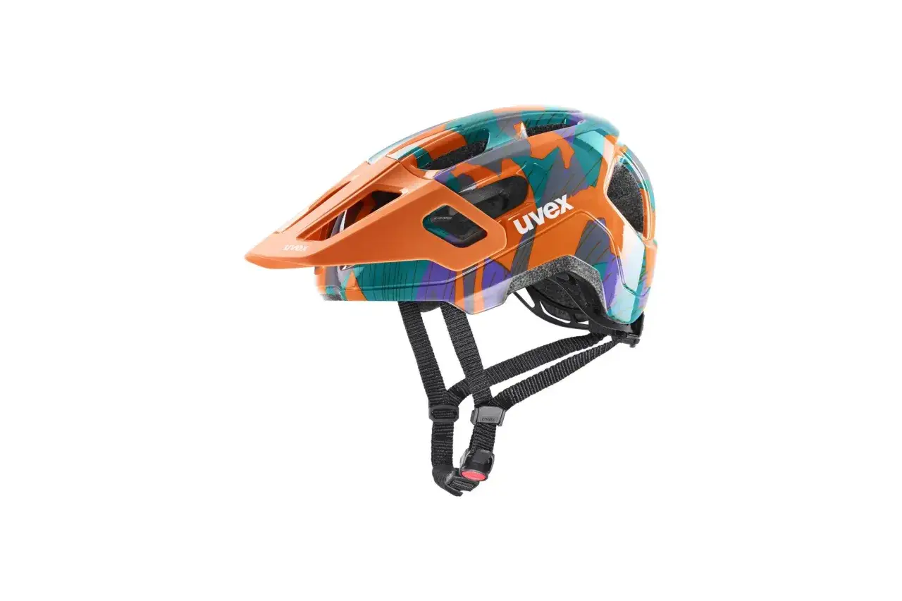 Kolorowy kask rowerowy Uvex z pomarańczowym daszkiem, idealny dla młodych rowerzystów.