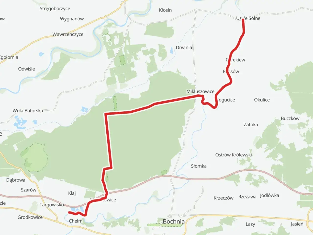 Mapa z zaznaczonym szlakiem rowerowym. Trasa prowadzi przez tereny zielone i w pobliżu miejscowości takich jak Ujście Solne, Mikluszowice, Chełm i Bochnia.