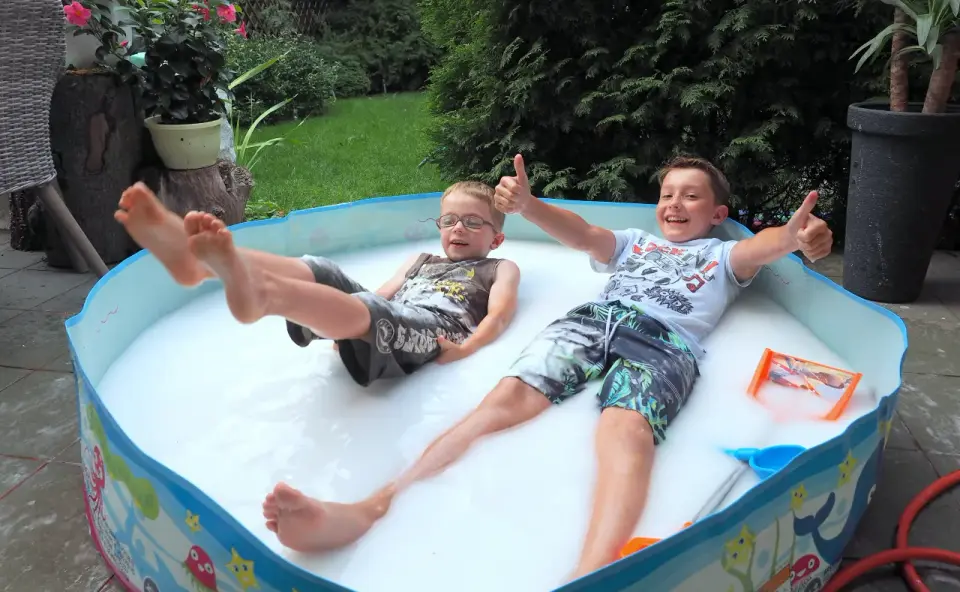 Zabawy w wodzie dla dzieci: 50+ pomysłów na lato i nie tylko!